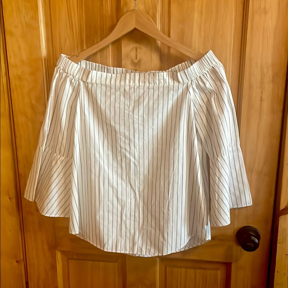 Calvin Klein Jeans Off-the-Shoulder Bell
Sleeve Top, NWT - Picture 4 of 10